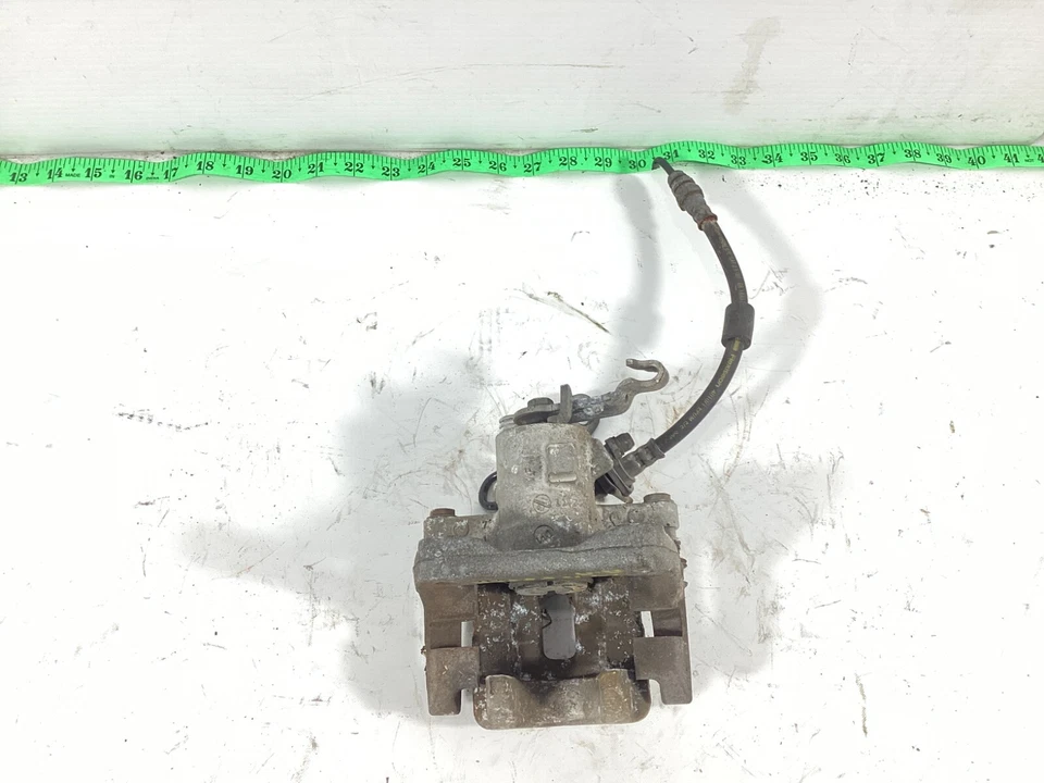 Pinza de freno trasera derecha del lado del pasajero Volkswagen Beetle 2012-2014 OEM. Foto 2 de 4
