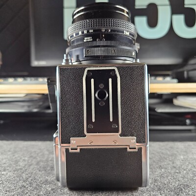 Hasselblad 2000 FC + Carl Zeiss Planar 80/2,8 T + Film Mag. 12