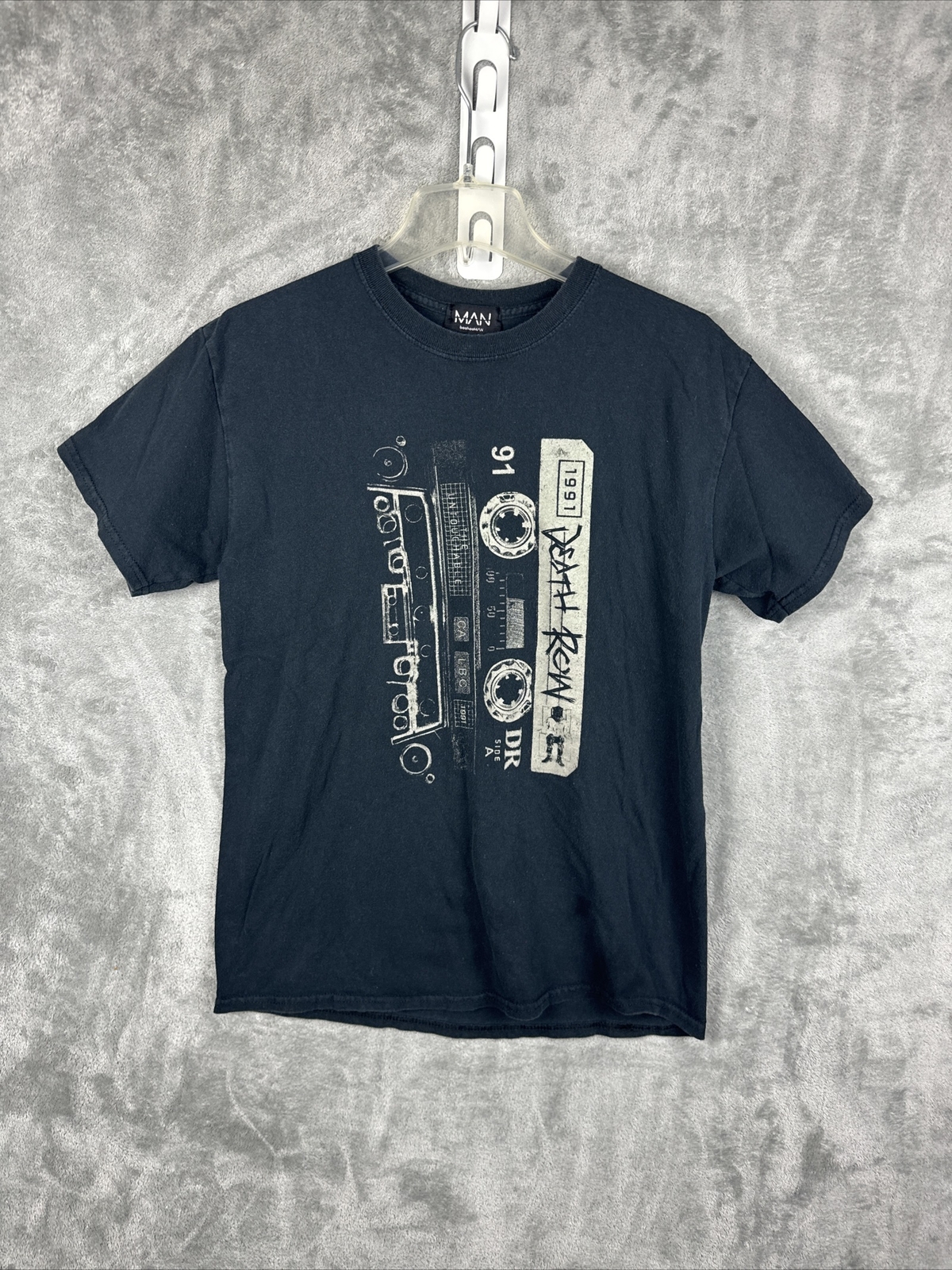 FILA Maglietta grafica Death Row Records Boohoo Man taglia small alcuni colori sbiaditi