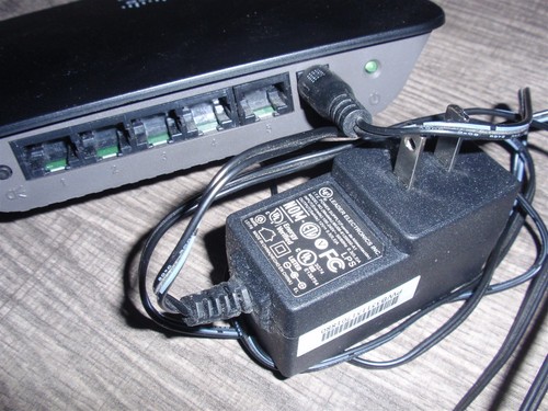 Cisco Linksys Model SE1500 5-Port Fast Wired Ethernet Network Switch 10/100 Mbps - Picture 5 of 6