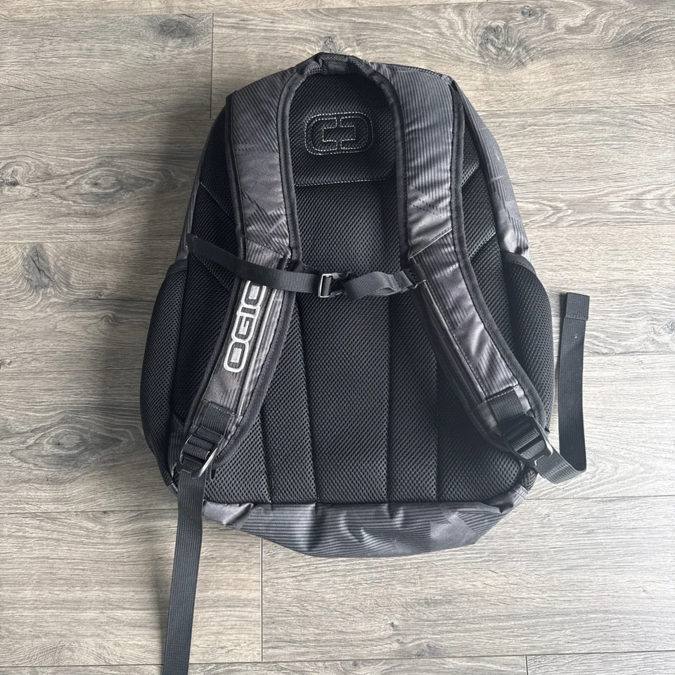 Mochila para portátil Ogio Excelsior gris/negro - varios compartimentos - usada Foto 2 de 4