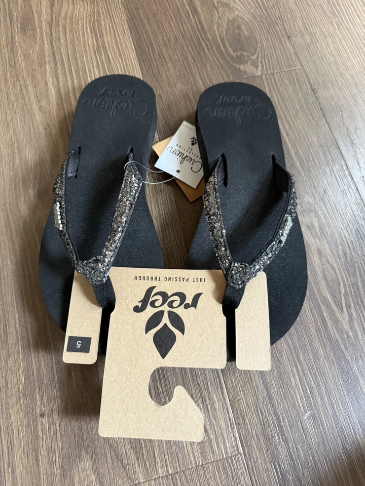 Sandalias chanclas Reef Star Cushion atrevidas para mujer negras brillantes talla 5  Foto 2 de 4