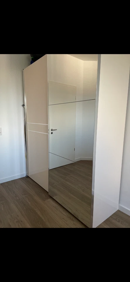 Schwebetürenschrank mit Einlegeböden, Demontage vom Käufer erforderlich