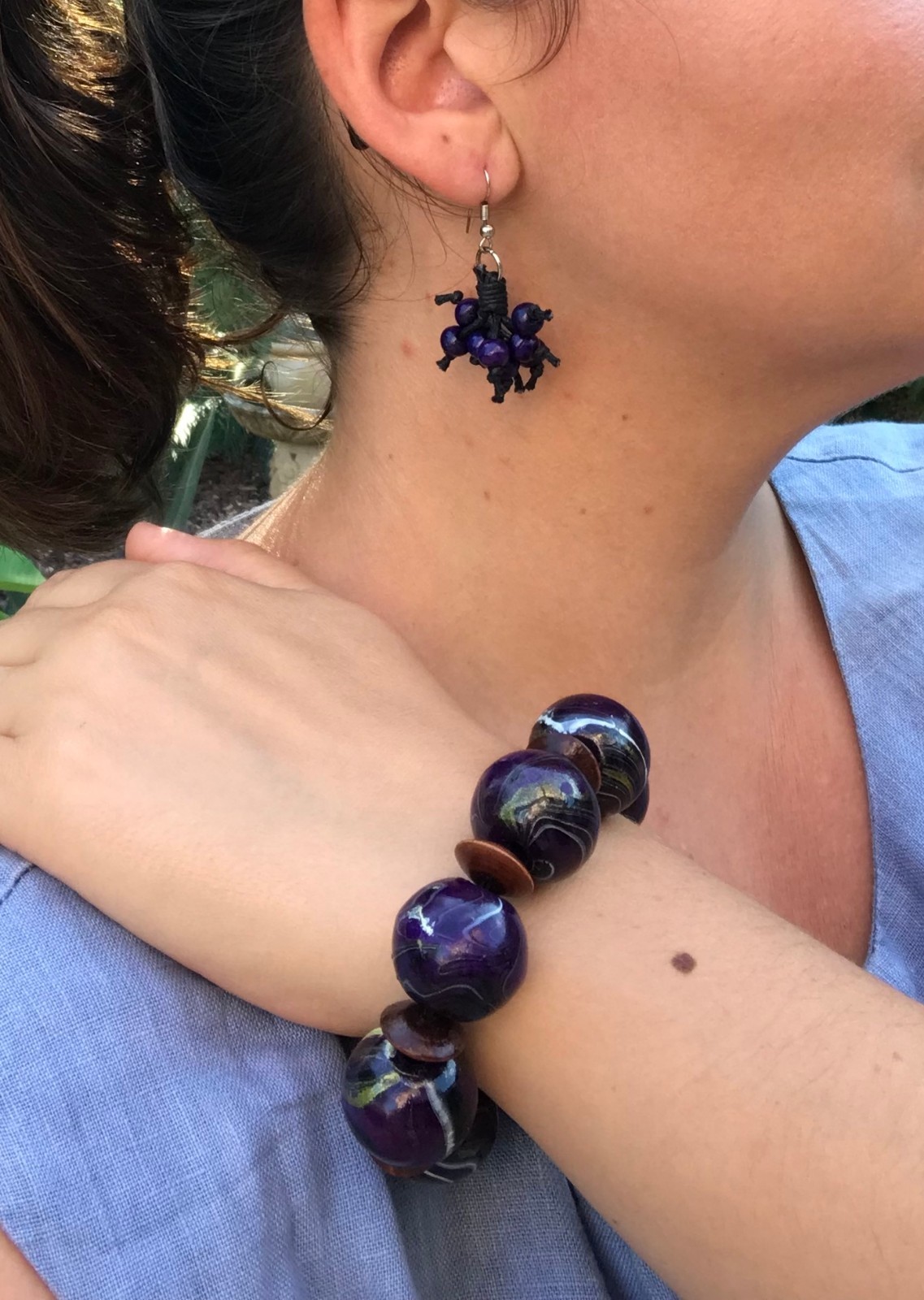 Parure bracelet et boucles d'oreilles violet en bois pour l'été