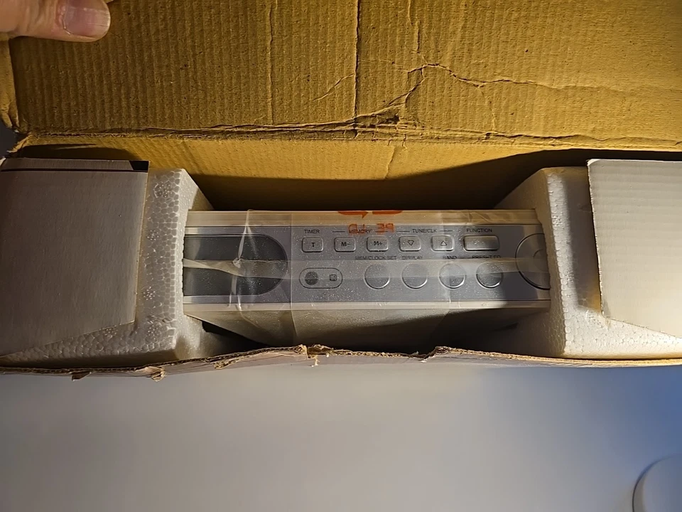 GPX Under Cabinet 7" LCD TV  Analog Tuner Timer AM/FM Stereo Open Box Untested - Image 2 of 4