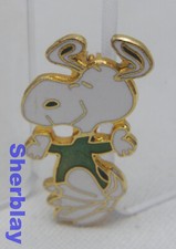 AVIVA TAIWAN UNITED FEATURES GREEN WHITE ENAMEL SNOOPY Hat Pin Brooch Badge