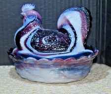 VTG L.G. WRIGHT  HEN / ROOSTER ON NEST PURPLE SLAG 5 INCHES 1966
