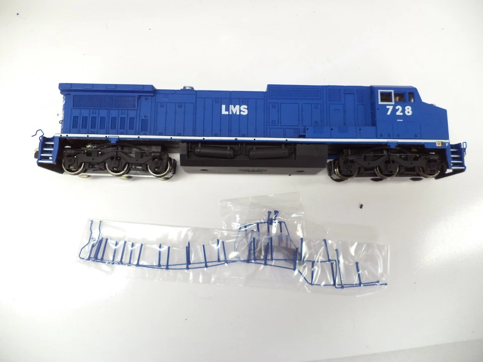 Bachmann Ho 86030, Dash 8-40CW Locomotive, LMS Leasing 728 - Image 3 of 4