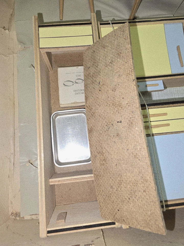 Casa de muñecas MCM vintage de mediados de siglo cocina madera juego de fórmica en caja Alemania Occidental Foto 4 de 4