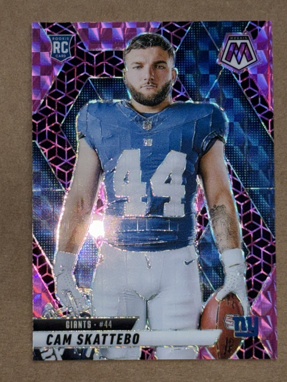 Cam Skattebo #2/13 Panini Mosaic 2025 RC #271 Variation FOTL Pink Spectris SP