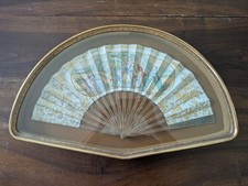 Antico ventaglio dipinto a mano con finiture oro in cornice primi '900