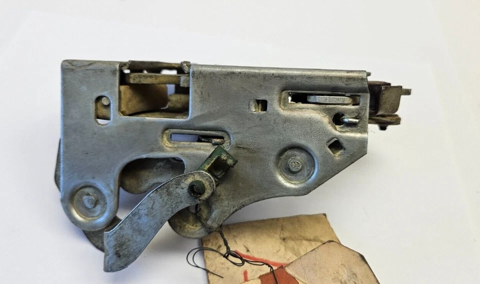 Dodge Coronet Plymouth Satellite 1973 4 puertas cerradura de pestillo de puerta delantera izquierda 3695451 nuevo de stock Foto 4 de 4