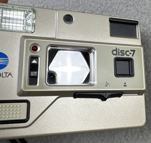 Minolta Disc-7 SELFIE MIRROR fotocamera compact disc pellicola 1983 vintage molto bella - Foto 4 di 12