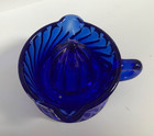 VINTAGE COBALT BLUE 2 SPOUT GLASS REAMER SWIRL DESIGN WITH SINGLE HANDLE — photo 2