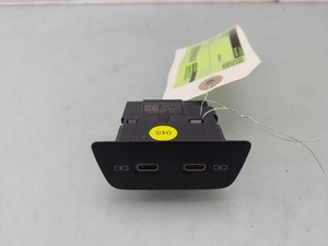 AUX/USB-ANSCHLUSS AUX/USB PORT Volkswagen Golf VIII (CD1) 2020 2G6035954 #339176