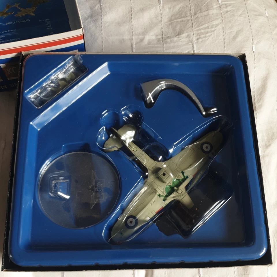 HAWKER HURRICANE MK I Nº1 SQN P3109/JX-T RAF WITTERING, 1939 - CORGI AA32012 Foto 2 de 4