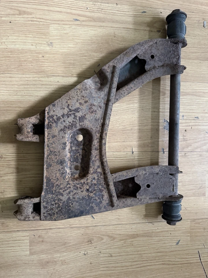 Brazo de control inferior lado pasajero trasero Datsun 240z 260z 280z Foto 2 de 2