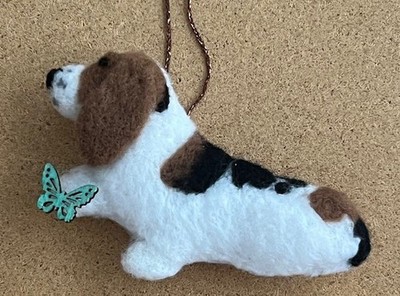 MASSET HOUND mit GRÜNEM SCHMETTERLING - Teil Nadel gefilzt HUND