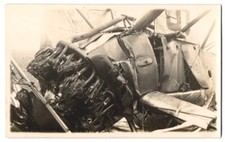 Fotografie Flugzeug Doppeldecker mit Sternmotor, Wrack nach Bruchlandung / Abst 
