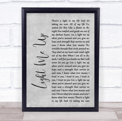 Light Me Up rustikale Schrift grau Lied Text Zitat Druck