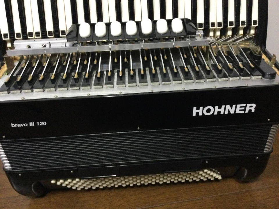 HOHNER..BRAVO120 accordion - Image 3 of 4