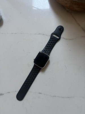 Apple Watch Series 6 40mm Space Gray Aluminum Case with Nike Black Sport Band