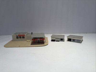 Pola N Scale Esso Service center & Two Garages