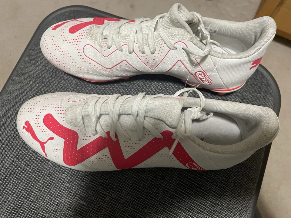 Botines Puma blancos y de fútbol para niñas Foto 3 de 3