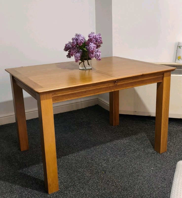 Solid Oak Extendable Dining Table Good condition 