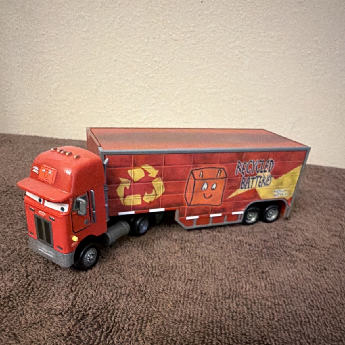 JERRY RECYCLED BATTERIES HAULER(ピータービルト Disney Pixar Cars Hauler Jerry Recycled Batteries Hauler Red