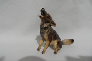 HAGEN RENAKER retired Howling Coyote 2.5" figurine EUC