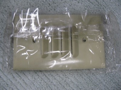 SIERRA ELECT. PLASTIC LOUVER 1 GANG PLATE - IVORY, w/ box bracket.(3pk)