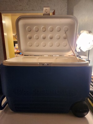 Igloo Cool Roller 38 Qt. With Roller Wheels. Blue And White Igloo Cool Roller 38 Qt. With Roller Wheels. Blue And White