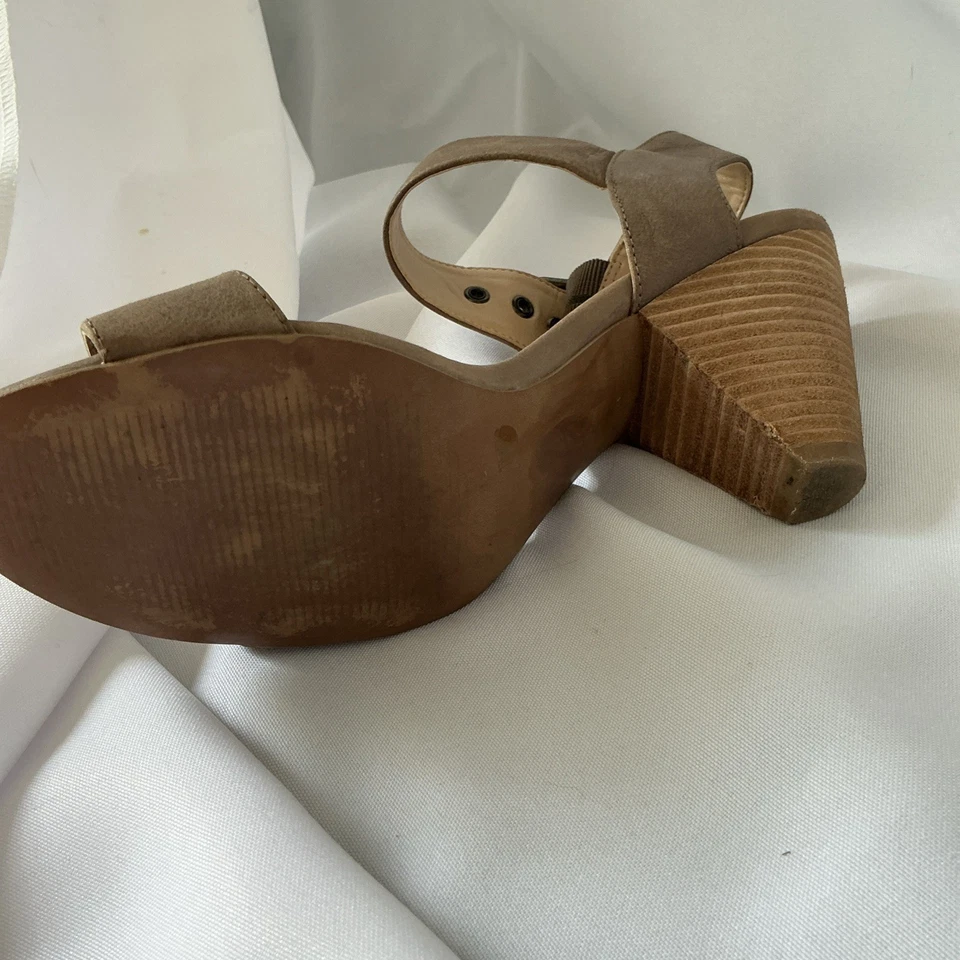 Sandalia Sole Society Missy de cuero con hebilla de cono apilada punta redonda para mujer 7B Foto 4 de 4