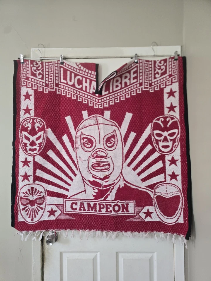 Poncho Lucha Libre Campeón Reversible Diseño Lucha Mexicana Rojo y Blanco Foto 2 de 2