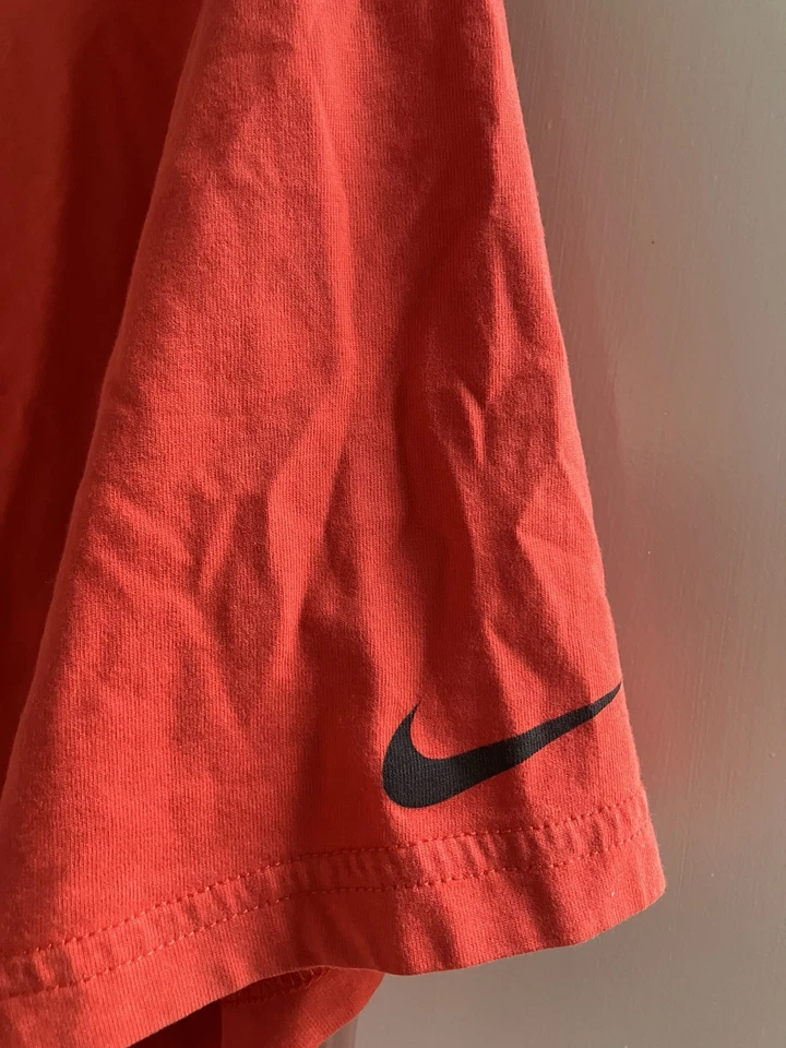 Camiseta Nike Roger Federer Logo Grande Cuello en V Certificada Algodón Orgánico Rojo Grande Foto 3 de 4