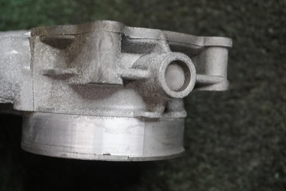 GMC Yukon XL 2009 2010 2011 carrocería del acelerador del motor de 6,2 L fabricante de equipos originales 148 k millas NB797JH Foto 3 de 4