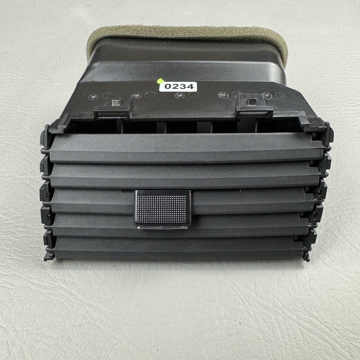 あみ様 0517 2004-2008 Toyota Solara Center RIGHT Dash AC Air Vent Intact