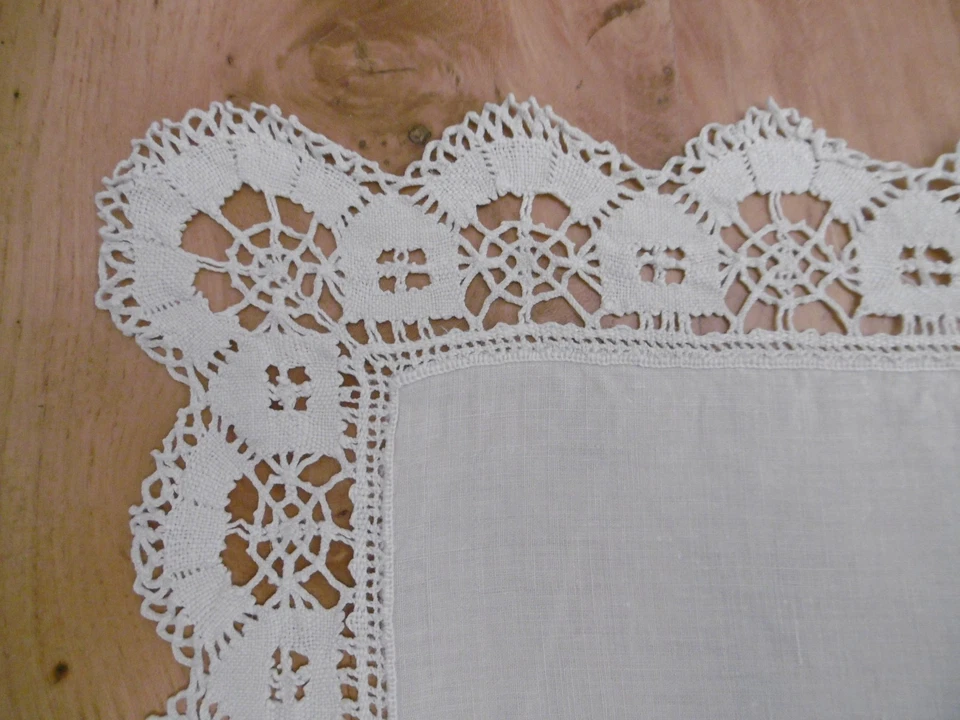 Centre de table en fil de lin ancien avec dentelle et monogramme 70x70cms - Photo 4/4