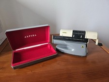 Alpina Universal-Rechenmaschine URM mit Standfuß u. Transport-Etui, super selten