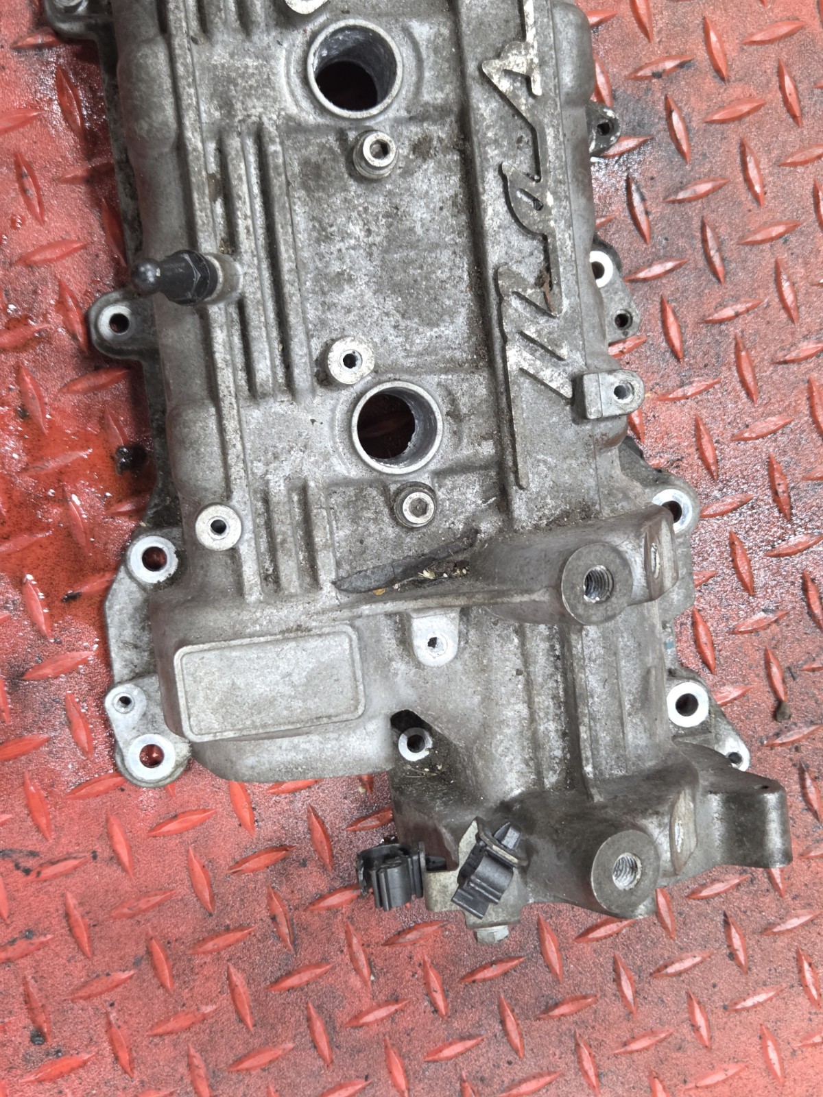 2014-2024 Maserati Ghibli M157 Right Side Valve Cover W/ Sensors OEM 298701