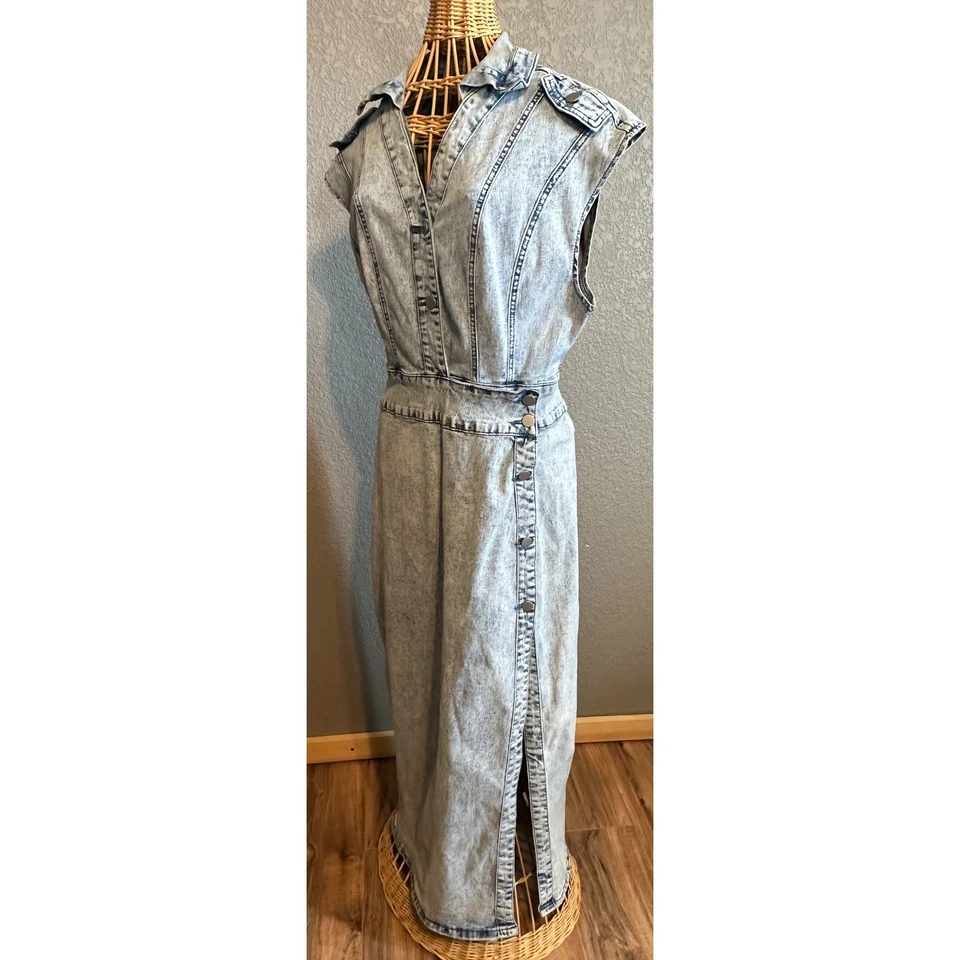 Vestido mediano de mezclilla lavado ácido vintage años 80 sin mangas midi botón abertura frontal Foto 2 de 4