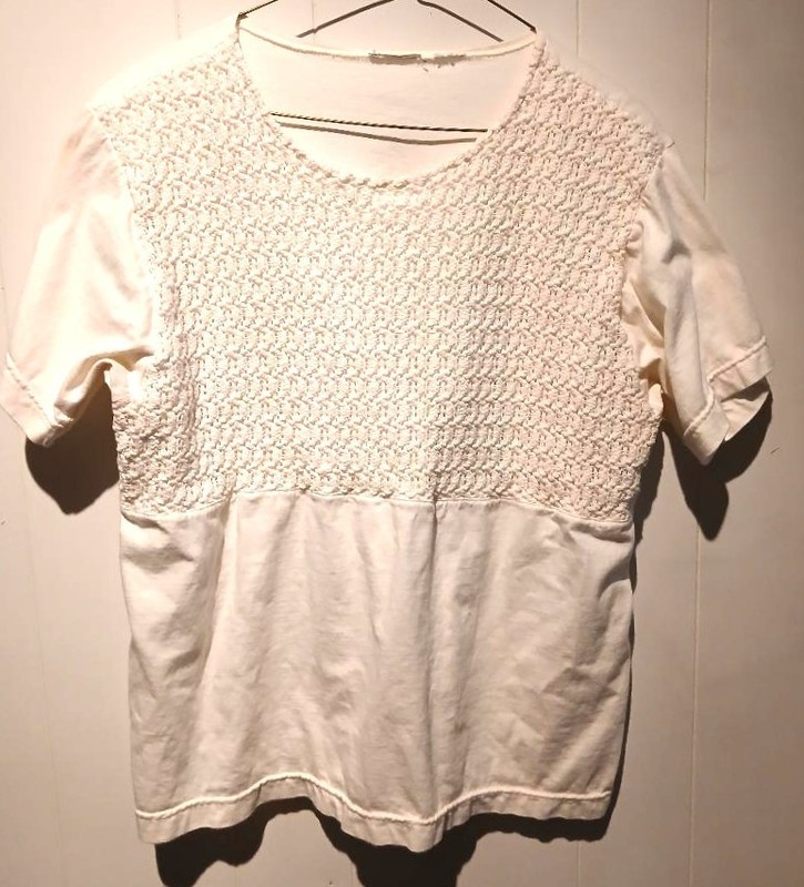 Used Unbranded Women’s L Ivory T-shirt Accented with a Lined Knit Bodice