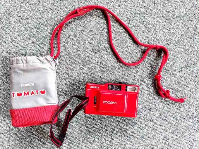 Konica Tomato rot Sucherkamera Lederbeutel eingebauter Blitz Halteschlaufe - Bild 2 von 2