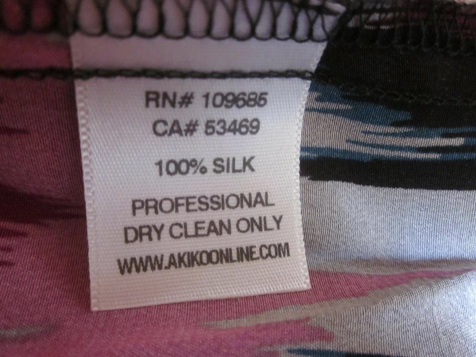 Vestido de seda feminino Akiko tamanho XS envoltório falso roxo preto ombro frio amarrar bolso - Imagem 4 de 4