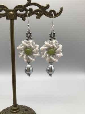 Handgefertigte Ohrringe Tropfenanhänger Blumen Boho Chic Edelsteine Jade Grün 