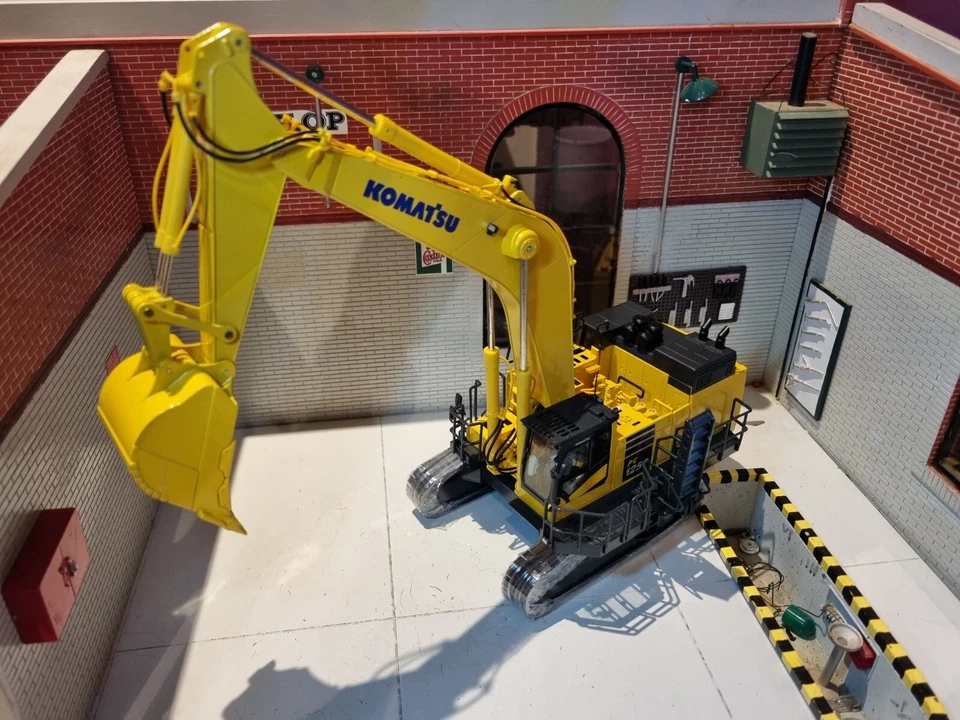 1:50 Komatsu PC1250-11 Backhoe Detailed Diecast Scale Model NZG 999 - Image 2 of 4