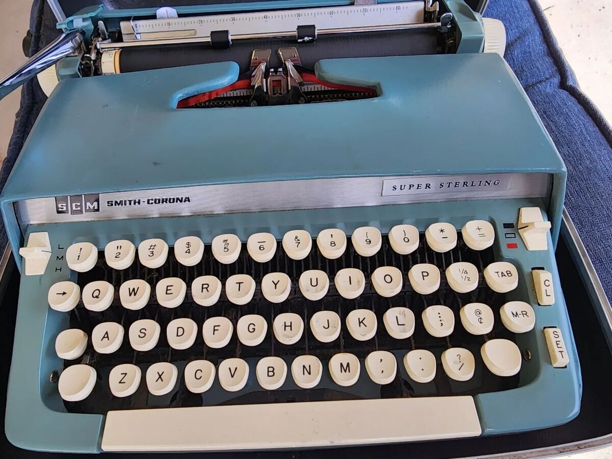 1967 Smith Corona Super Sterling Manual Typewriter Model 6SS 1967 Smith Corona Super Sterling Manual Typewriter Model 6SS