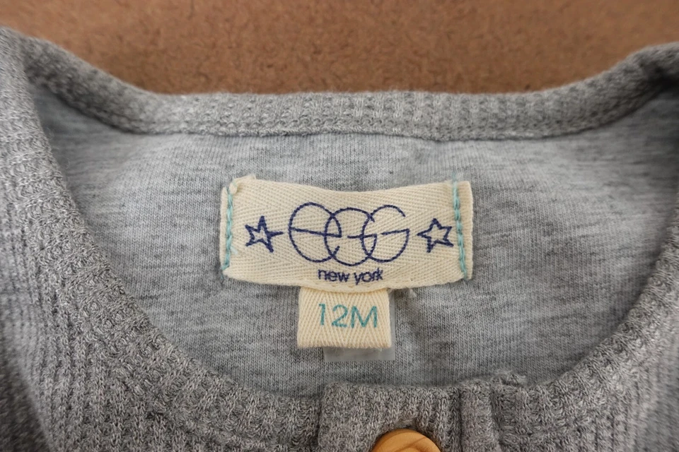 Paquete de 2 mamelucos EGG bebé talla 12 meses manga larga gris Henley rosa arco iris nuevos con etiquetas Foto 2 de 4