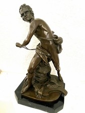 Mythologie Bronzefigur David mit Steinschleuder auf Marmorsockel mit K&uuml;nstlersig